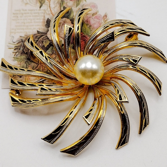 Vintage Jewelry - Vintage Unsigned Damascene Swirl with Faux Pearl Brooch/Pin